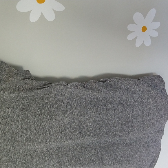 🍓 3/$30 Liz Lange Maternity Gray V-Neck T-Shirt - Picture 4 of 6